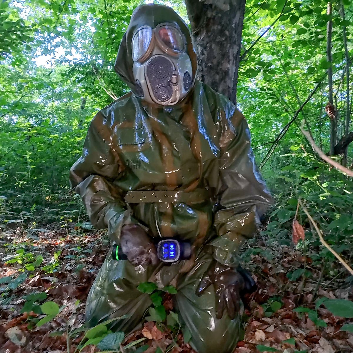 funingear's tweet photo. Got pepper sprayed in OPCH hazmat suit wearing a M10 gas mask. Felt well protected and came twice. See video on thisvid, https://t.co/hbOH9pMWd3 https://t.co/5cte2QAo61