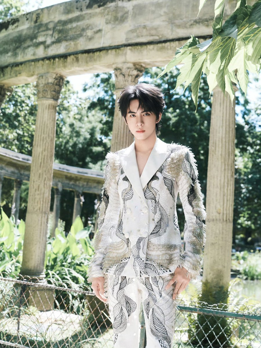 Thetwoofus74037's tweet photo. Liu Xuan Cheng stands as a testament to the enduring power of Rahul Mishra haute couture.

#LiuXuanChengPFW
#LiuXuanChengHCW27
#LiuXuanChengxRahulMishra https://t.co/r9s4ga4kNm