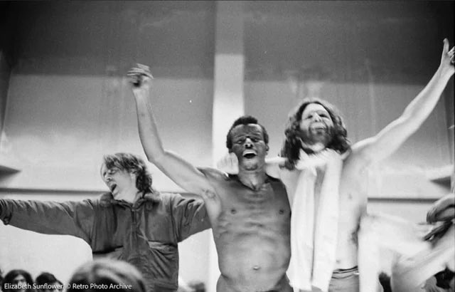 acervodoors's tweet photo. 📸 Jim Morrison em 1969 na peça Paradise Now, do The Living Theatre, em São Francisco. 

A performance misturava críticas sociais, protesto contra a Guerra do Vietnã e nudismo. Alguns acreditam que ela influenciou o incidente de Miami onde Jim foi preso por exposição indecente. https://t.co/gjwIRE8Qhh