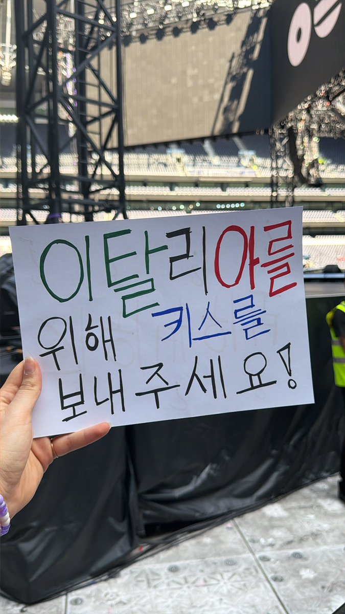 iCuddIeKoo's tweet photo. HOBI MI HA MANDATO UN BACIO RAGAZZIKSJDKDKDKDM https://t.co/d7afmRKJYA