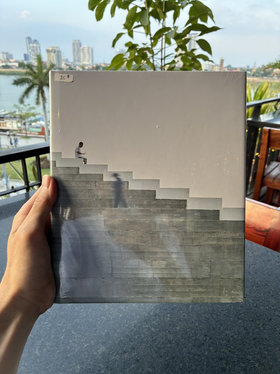 arat_kat's tweet photo. 写真集『Khmer Concrete』
ポル・ポト期直前の1960年代にカンボジアで建てられたコンクリート建築の写真集。偶然立ち寄ったドイツ系ギャラリーで買った(この写真家もドイツ人)
表紙はオリンピック・スタジアムの客席の端の部分🇰🇭 https://t.co/vePcfUODVG