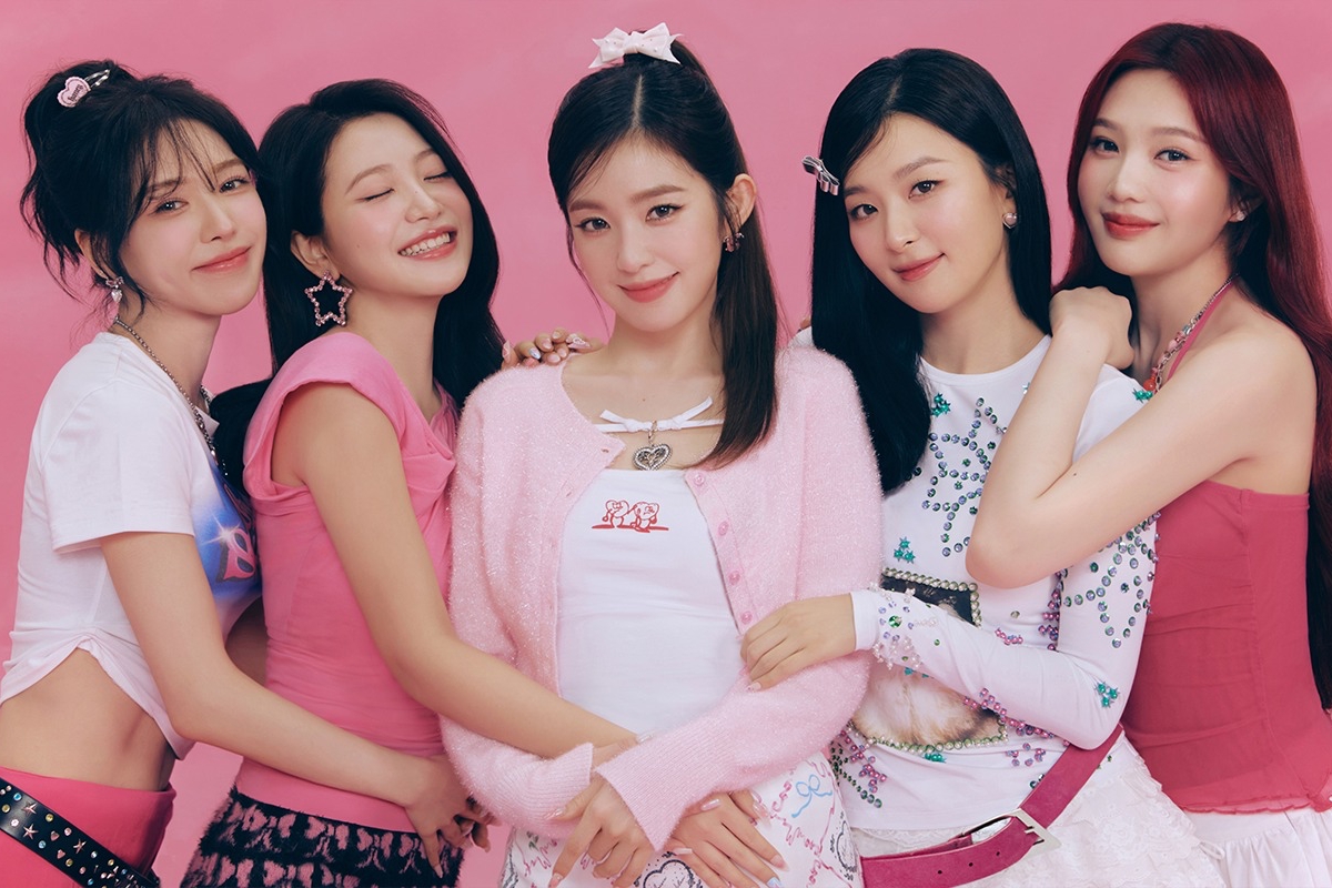 soompi's tweet photo. #RedVelvet Drops Schedule Poster For "Velvet Summer" Comeback 
https://t.co/eirJLgyiOh https://t.co/Dv3XdkmZgX