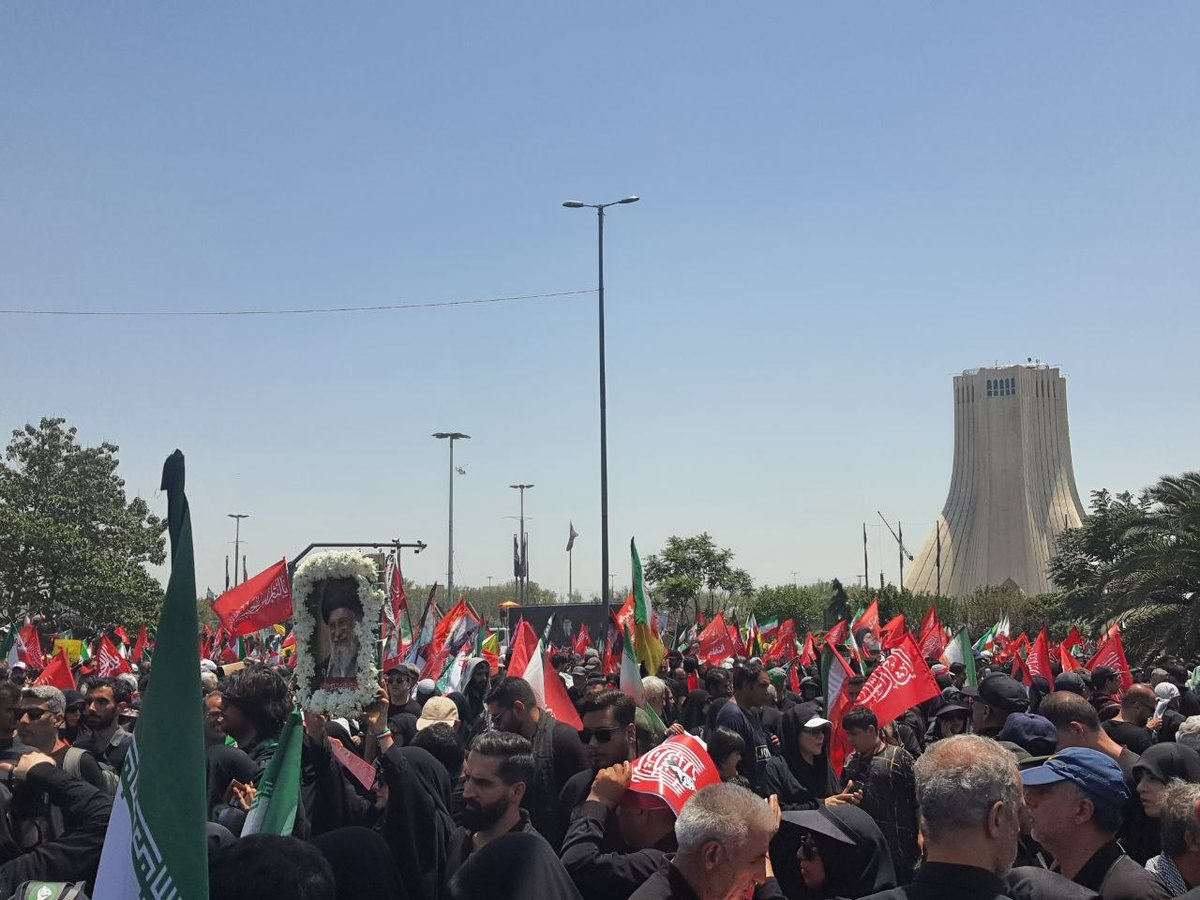 madarekhooneh's tweet photo. در این عصر غم بار، مردم تهران وحشت دنیای بی علی رو با پوست و خونشون درک می کنند. https://t.co/5KaI8HUT9v