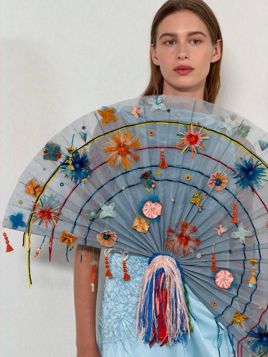 modelsdiaryy's tweet photo. backstage at dior fw27 haute couture by jonathan anderson https://t.co/qrQrXlT0Sl