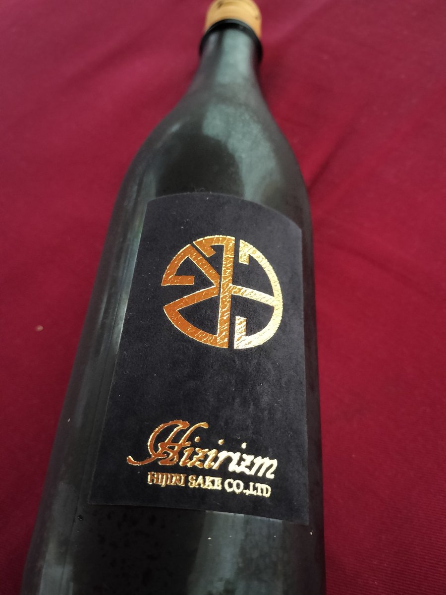 ji_tochi's tweet photo. また少し前に飲んだ日本酒

聖酒造株式会社

Hizirizm
渡舟 70 GOTH 生酛

美味い。味が濃い。ほんと美味しい。
ベルベットのようなラベルと金色の文字がかっこいい。
次の聖酒造のお酒飲みたい。
買ってあるんだけどな https://t.co/czqbrDuNQ4