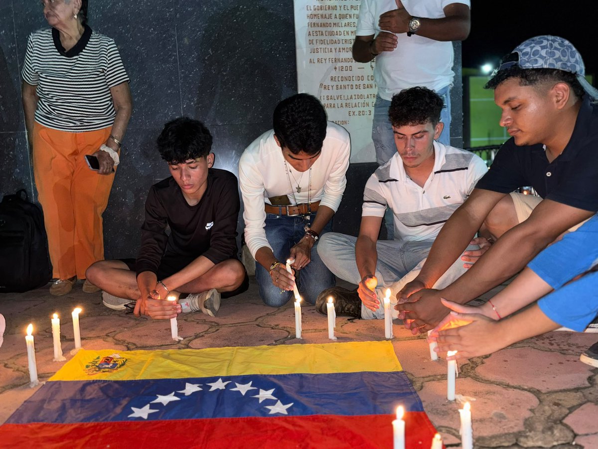 VenteApure's tweet photo. Desde el Municipio San Fernando del estado Apure, nos unimos en solidaridad y fe al encender una luz por Venezuela. 

En momentos difíciles, nos mueve un mismo sentir y elevamos nuestras oraciones por todos aquellos hermanos Venezolanos que hoy necesitan apoyo y fortaleza. #Apure https://t.co/bDVfPUoZc9