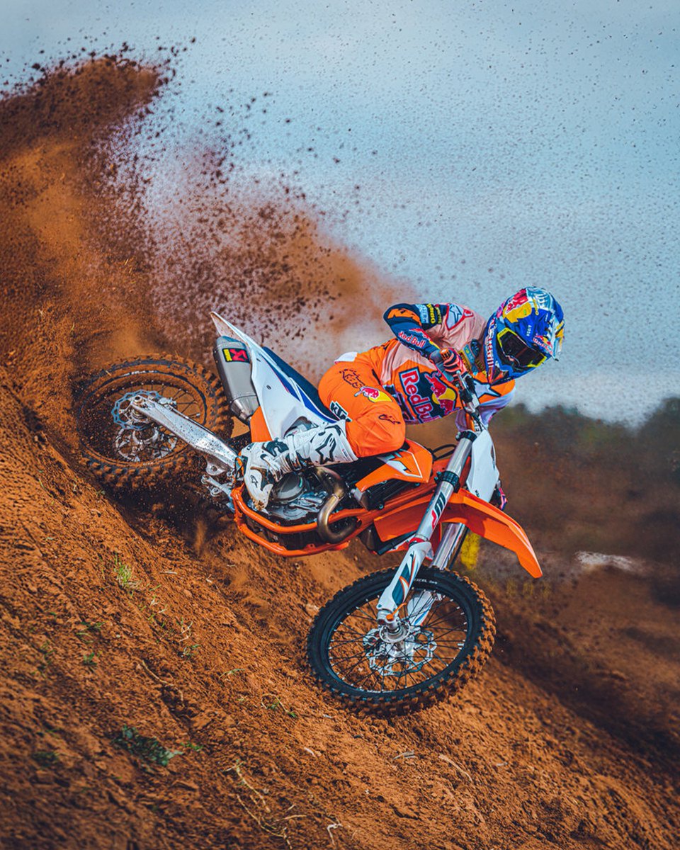India_KTM's tweet photo. When dirt looks like waves, youβre on a KTM 450 SX-F.
#KTM #KTMIndia #ReadyToRace #KTM450sxf https://t.co/g4mFoLTORX