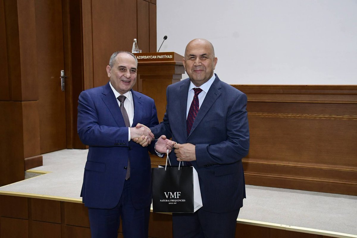 Mmmdli83986Gnay's tweet photo. Yeni Azərbaycan Partiyasının İdarə Heyətinin iclası keçirilib.

https://t.co/7wOU3PSPU0 https://t.co/iEmd4UXR3l