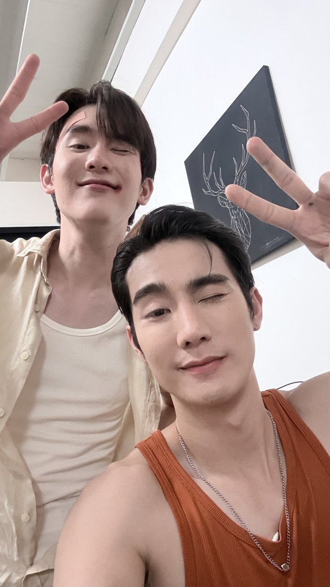 forceofficial_'s tweet photo. หงเสนคลุกฝุ่น Q10 วันนี้ตี๋บี๋ออกกองทั้งวันเลย ขอบคุณที่ทำงานหนักน้า พักผ่อนเยอะๆ นะงับคนเก่ง 🦊🍅⭐️

HONGSEN KLOOKFOON Q10
#LoversAndGangsters https://t.co/rdGT9bmFmU