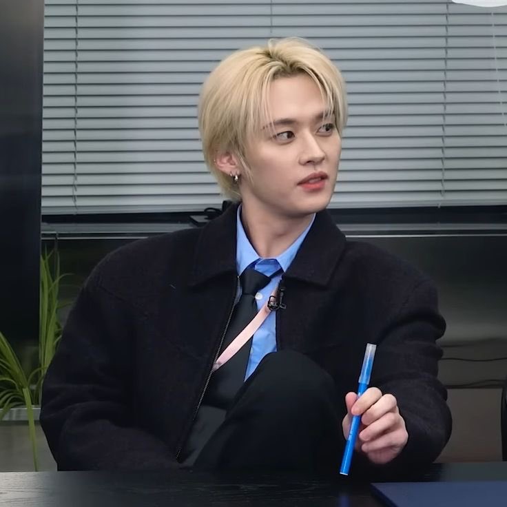 skzpopbase's tweet photo. Lee Know congratulated a stay that quit their job: 

“That is truly something to celebrate!! Enjoy the moment, because you'll be back to work soon!!” https://t.co/k14lLxusJr