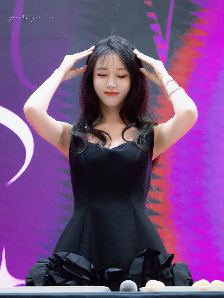 pjybar's tweet photo. 260704 지연 BEIJING FM 4p

귀여고예뻐

#박지연 #PARKJIYEON #티아라 #Tara #TARA #지연 #JIYEON https://t.co/kn0Z55areF