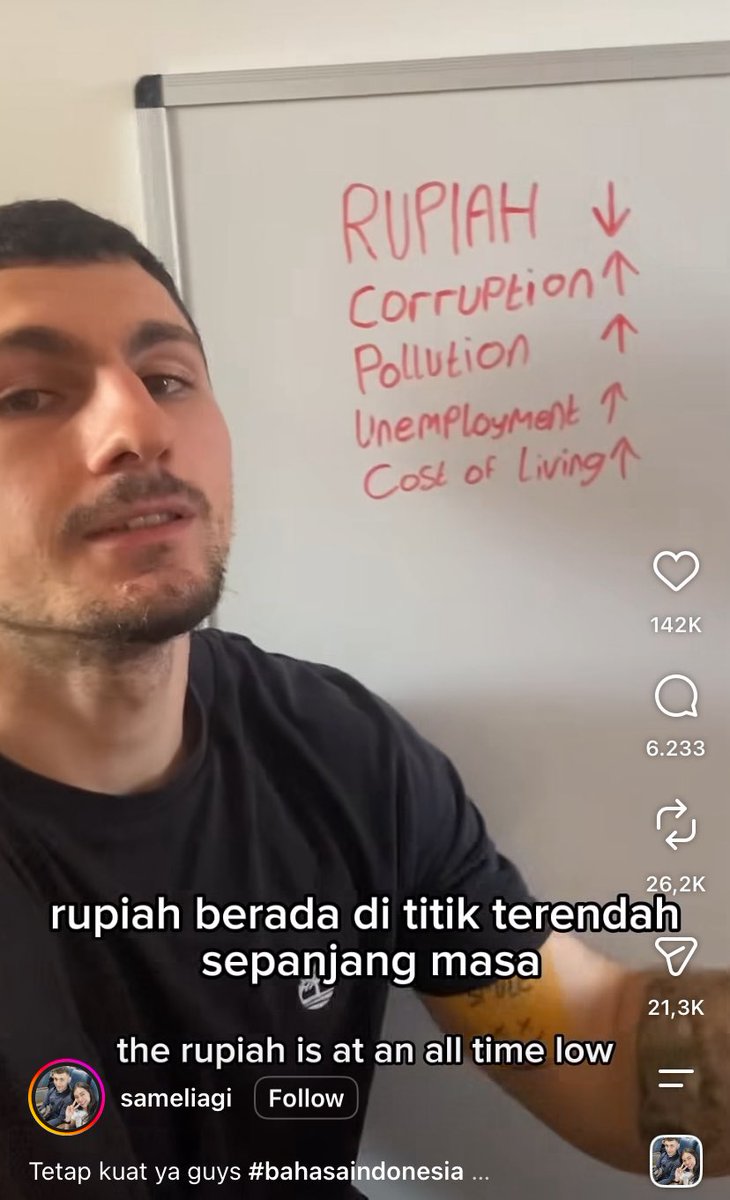 LambeSahamjja's tweet photo. abang ini curhat kalo hari lagi buruk cukup liat WNI saja :
- mata uang disana turun terus harganya
- tapi korupsi naik trus
- polusi dimana dimana
- PHK mulai menjamur
- dan biaya hidup terus naik 

dia berpesan kepada yang nonton
tolong doakan oranh indonesia 
supaya kuat menghadapi jadi 
WNI seumur hidup