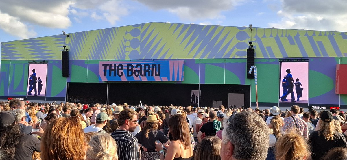 paulvangorp's tweet photo. David Byrne @ Rock Werchter op zondag: erg fijn en verfrissend, 29 jaar na mijn vorige keer op hetzelfde festival (kan ik me niet herinneren trouwens). Helaas wel op grote afstand die grote drukte. https://t.co/WtYXEwNTdD