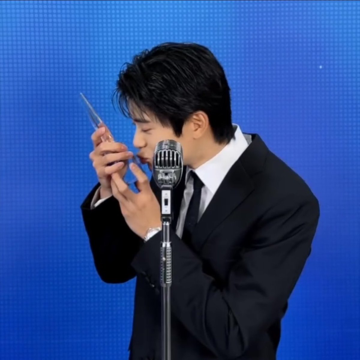 yunotized's tweet photo. jaehyun kissing the trophy and looking at it like he birthed the trophy.. https://t.co/JYGRDeeG4X