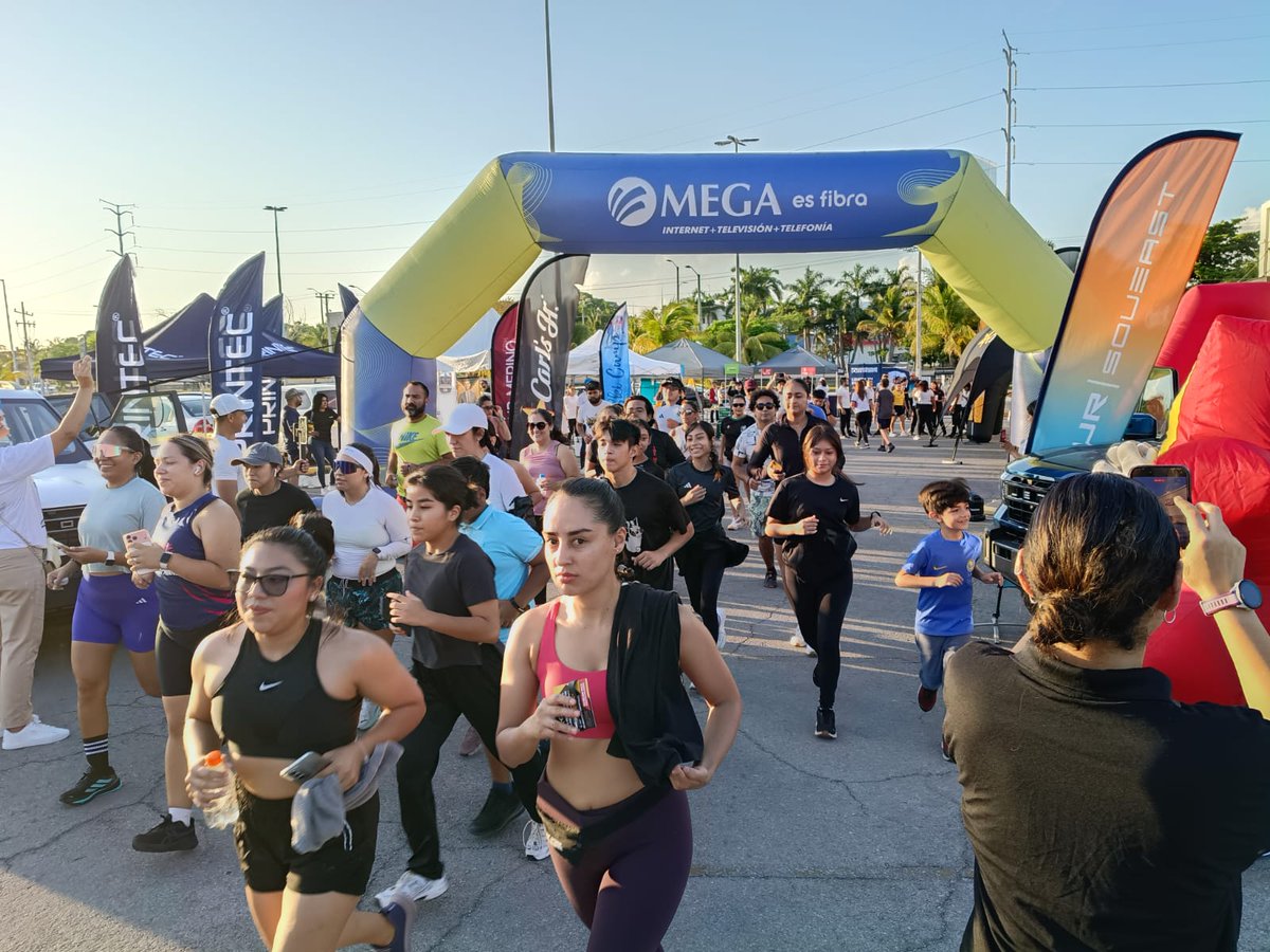 PeriodicoQuequi's tweet photo. 🏃♂️🍔 Decenas de cancunenses participaron en una Social Run de 3 km en una plaza comercial.
Deporte, convivencia y premios marcaron la jornada en Cancún. ☀️
#Cancún #Running #Deporte #Quequi https://t.co/7FRQGSdL7t