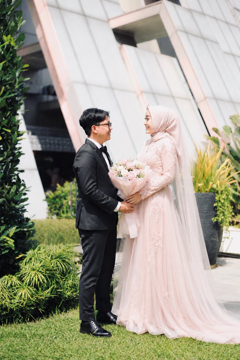 UltramanYourMan's tweet photo. @tanyarlfes Saya orang kabupaten (sukoharjo), istri orang kota besar (surabaya). Dia tinggi, saya pendek. Dia putih, saya hitam. Dia cantik, saya alakadarnya. Tetapi kita bisa berjodoh dan saling mencintai. Kalau dia memang jodohmu, background mu tidak jadi masalah. https://t.co/oV8zmJnr7B