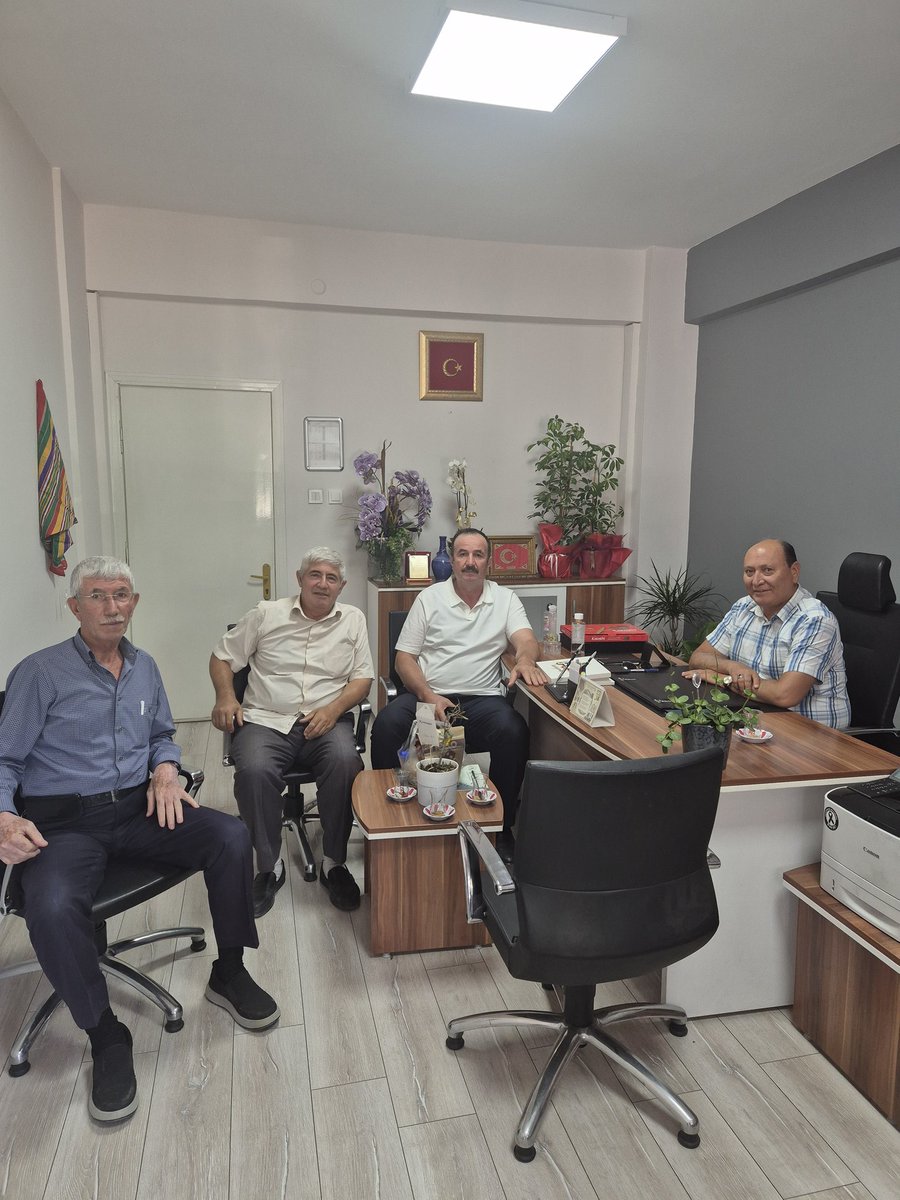 NazmiAvci11's tweet photo. Seyitgazi Eski Ak Parti İlçe Başkanı Zekayi Tunç ve yönetim kurulu üyeleri Ali Osman Söğüt ve Hüseyin Curus'un nazik ziyaretleri için kendilerine teşekkür ediyorum. https://t.co/bChUKChPEk