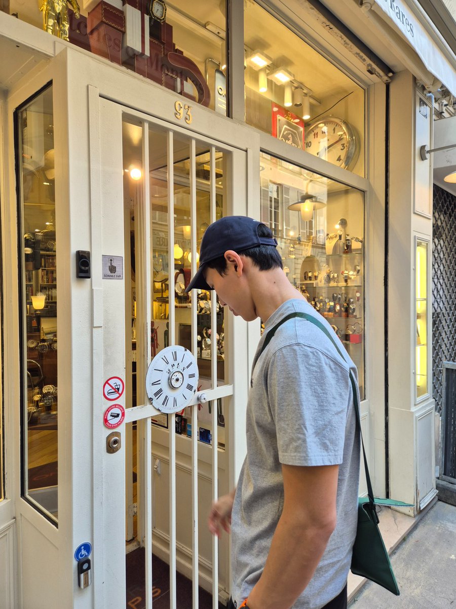 ALLOFME_SHOWNU's tweet photo. Birthday boy in Paris⋆｡˚🧸🎂♥️ #셔누 https://t.co/dUQ90UxGxM