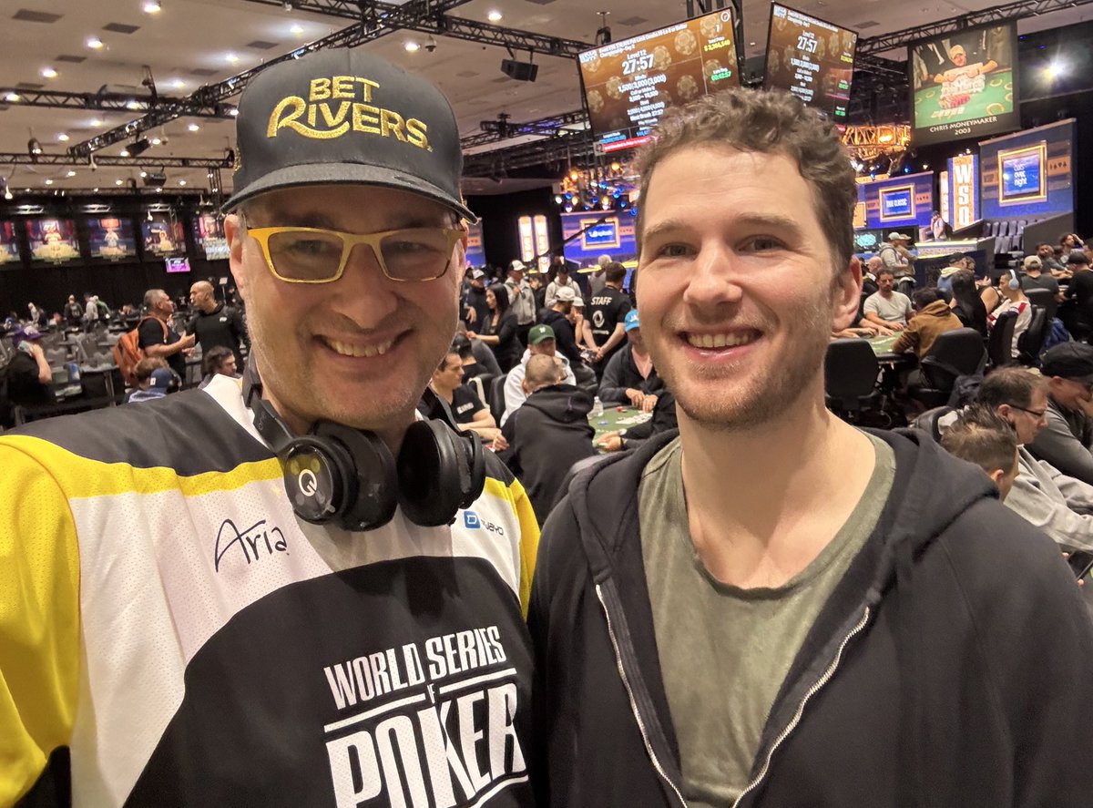 santijota8's tweet photo. #WSOP2026 #MainEvent2026 @WSOP
El Día 2⃣ del Main Event $10K tendrá 3⃣ padres e hijos:
@phil_hellmuth 🇺🇸 60K & @PhillipHellmuth 🇺🇸 65K
@TheGrinder44 🇺🇸 73K & Paul Mizrachi 🇺🇸 197K
@stonespoker 🇦🇷 86K & @NBetbese 🇦🇷 32K
¿Qué dúo podrá hacer ITM? ¿Que dúo llegará más lejos? https://t.co/Z37MQUn4TX