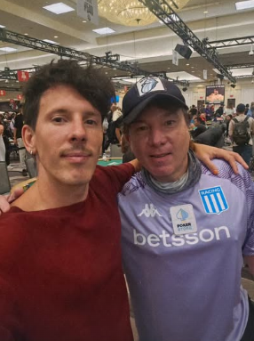 santijota8's tweet photo. #WSOP2026 #MainEvent2026 @WSOP
El Día 2⃣ del Main Event $10K tendrá 3⃣ padres e hijos:
@phil_hellmuth 🇺🇸 60K & @PhillipHellmuth 🇺🇸 65K
@TheGrinder44 🇺🇸 73K & Paul Mizrachi 🇺🇸 197K
@stonespoker 🇦🇷 86K & @NBetbese 🇦🇷 32K
¿Qué dúo podrá hacer ITM? ¿Que dúo llegará más lejos? https://t.co/Z37MQUn4TX