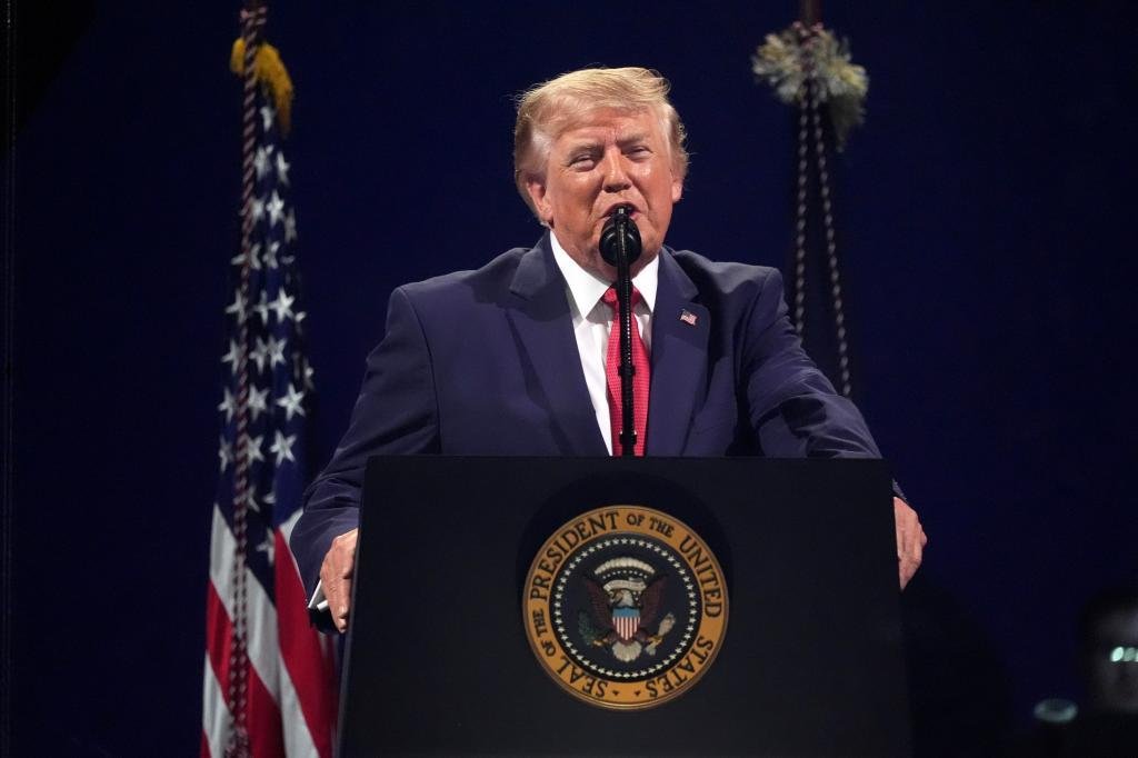 postunited's tweet photo. 🚨😱 DONALD TRUMP CARGA CONTRA EL ÁRBITRO Y EXPLICA SU PETICIÓN A LA FIFA

🗣️ "No fue falta. Fueron dos tipos que chocaron entre sí y el árbitro expulsó a nuestro mejor jugador"

😳 "No sabía ni qué era una tarjeta roja. Cuando me enteré dije: 'Debe ser una broma'"

🤝 "Pedí una revisión. Hablé con Infantino y su nivel de respeto ha aumentado diez veces"