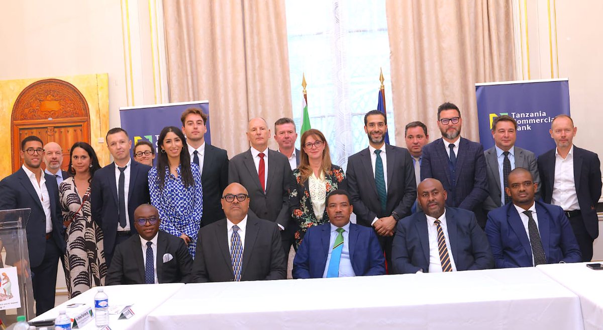 Hakingowi's tweet photo. 📍Paris, Ufaransa.

DKT. MWIGULU AALIKA WAFANYABIASHARA WA UFARANSA KUWEKEZA TANZANIA.

 WAZIRI MKUU Dkt Mwigulu Nchemba amewaalika wafanyabiashara kutoka Ufaransa wawekeze nchini Tanzania kwani ina fursa ya kutengeneza ajira, kuhamisha ujuzi na kujenga uchumi wa viwanda kwa faida ya nchi zote mbili.

 “Leo tumefanya mjadala wa kibiashara na sote tumeshuhudia makubaliano yakisainiwa baina ya Tanzania Private Sector Foundation na International Chamber of Commerce (ICC). Makubaliano haya siyo tu mkataba wa kawaida bali ni daraja la kutupeleka kwenye mafanikio makubwa huko mbele,” amesema.

Waziri Mkuu ametoa wito huo leo (Jumatatu, Julai 6, 2026) wakati akizungumza na washiriki wa mjadala wa kibiashara baina ya Tanzania na Ufaransa (Tanzania-France Business Roundtable) uliofanyika kwenye ofisi za ubalozi wa Tanzania jijini Paris, Ufaransa.

“Kwa hiyo ninawahimiza wafanyabiashara wa Ufaransa mtumie vyema fursa hii ya kipekee. Maamuzi yatakayofanywa leo ndiyo yatakayoamua mwelekeo wa sekta za uchumi za kesho kwa nchi zetu. Wale watakaowekeza nchini Tanzania hivi sasa, hawatakuwa tu sehemu ya mageuzi ya uchumi wetu, bali watakuwa washirika wa thamani katika kujenga moja ya uchumi wenye ushindani mkubwa zaidi barani Afrika kwa vizazi vijavyo.”

Dkt. Mwigulu amesema Ufaransa inao utaalamu wa hali ya juu na wa kiwango cha kimataifa katika teknolojia, uhandisi, nishati, miundombinu, viwanda, masuala ya fedha, na huduma za afya.

“Kwa upande wake, Tanzania inao utulivu wa kisiasa, nafasi yake ya kijiografia imekaa kimkakati, inazo rasilimali nyingi za asili, fursa shindani za uwekezaji, usimamizi thabiti wa uchumi pamoja na nguvukazi ya vijana wengi na yenye ari kubwa barani Afrika.”

Amesema maeneo hayo yana nguvu na yanakamilishana kwani katika umoja wake yanajenga fursa za kipekee za kukuza maendeleo endelevu na ustawi wenye manufaa ya pande zote mbili.

“Tunapoanza kwa ujasiri kutekeleza malengo ya Dira ya Taifa ya Maendeleo 2050, Serikali yetu itaendelea kuwa thabiti katika kuhakikisha kunakuwepo mazingira yanayotabirika, yenye uwazi na rafiki kwa biashara, ambapo uwekezaji unalindwa, ushirikiano unathaminiwa, na mafanikio yanawanufaisha wadau wote,” amesisitiza.

Waziri Mkuu pia alishuhudia utiaji saini wa Hati ya Makubaliano (MoU) kati ya Chama cha Kimataifa cha Biashara cha Ufanransa (ICC) na Taasisi ya Sekta Binafsi Tanzania (TPSF), ambapo Mtendaji Mkuu wa TPSF, Bw. Deo Massawe alibadilishana hati hiyo na Naibu Katibu Mkuu wa ICC, Bw. Julian Kassum.

Mapema, Waziri wa Mambo ya Nje na Ushirikiano wa Afrika Mashariki, Balozi Mahmoud Thabit Kombo, aliwaeleza washiriki wa mjadala huo kwamba kitendo kilichofanyika leo kinaendana na malengo ya Dira ya Taifa ya Maendeleo 2050 ambayo inasisitiza ushiriki wa sekta binafsi kwa asilimia 70 katika kuchochea maendeleo ya uchumi.

Kwa upande wake, Rais wa TPSF, Bi. Angelina Ngalula alisema Tanzania ipo katika nafasi ya kipekee ya kuwa kitovu cha mageuzi ya uchumi barani Afrika chini ya uongozi wa Rais Dkt. Samia Suluhu Hassan.

“Kwa miaka mingi, Ufaransa imekuwa mshirika muhimu wa Tanzania katika uwekezaji. Hata hivyo, kwa sasa tunapaswa kuelekeza nguvu zetu katika kujenga ushirikiano wa muda mrefu utakaokuza uhamishaji wa teknolojia, kukuza sekta ya utalii, huduma za kifedha pamoja na uchumi wa kidijitali. TPSF iko tayari kuwezesha ushirikiano huo kati ya wafanyabiashara wa Tanzania na wenzao wa Ufaransa,” alisema.

Baadhi ya kampuni za Ufaransa zilizoshiriki mjadala huo zinajihusisha na usimamizi wa nishati ya jua (ikiwemo mifumo ya taa za barabarani), usafirishaji, maji, nishati, ujenzi, viwanda, mazingira na ufugaji wa viumbe maji (ikiwemo uzalishaji wa mwani wa baharini). Kampuni nyingine ni waendeshaji wa huduma za satelaiti wanaotoa suluhisho bunifu kwa huduma za utangazaji wa sauti na picha, intaneti ya kasi (broadband), huduma za data, usafiri wa baharini na anga. Aidha, kulikuwa na wazalishaji wa mabomba maalumu yanayotumika katika sekta ya mafuta na gesi.

Mkutano huo pia ulihudhuriwa na Waziri wa Madini, Anthony Mavunde; Waziri wa Nishati, Deogratius Ndejembi; Balozi wa Tanzania nchini Ufaransa na Mwakilishi wa Kudumu wa Tanzania katika UNESCO, Balozi Saidi Othman Yakubu; Mtendaji Mkuu wa MEDEF International, Bw. Philippe Gautier; Rais wa Baraza la Biashara la Ufaransa na Afrika Mashariki, Bi. Celine Gouveia; pamoja na wajumbe kutoka sekta binafsi ya Tanzania na ujumbe wa wafanyabiashara kutoka Ufaransa.