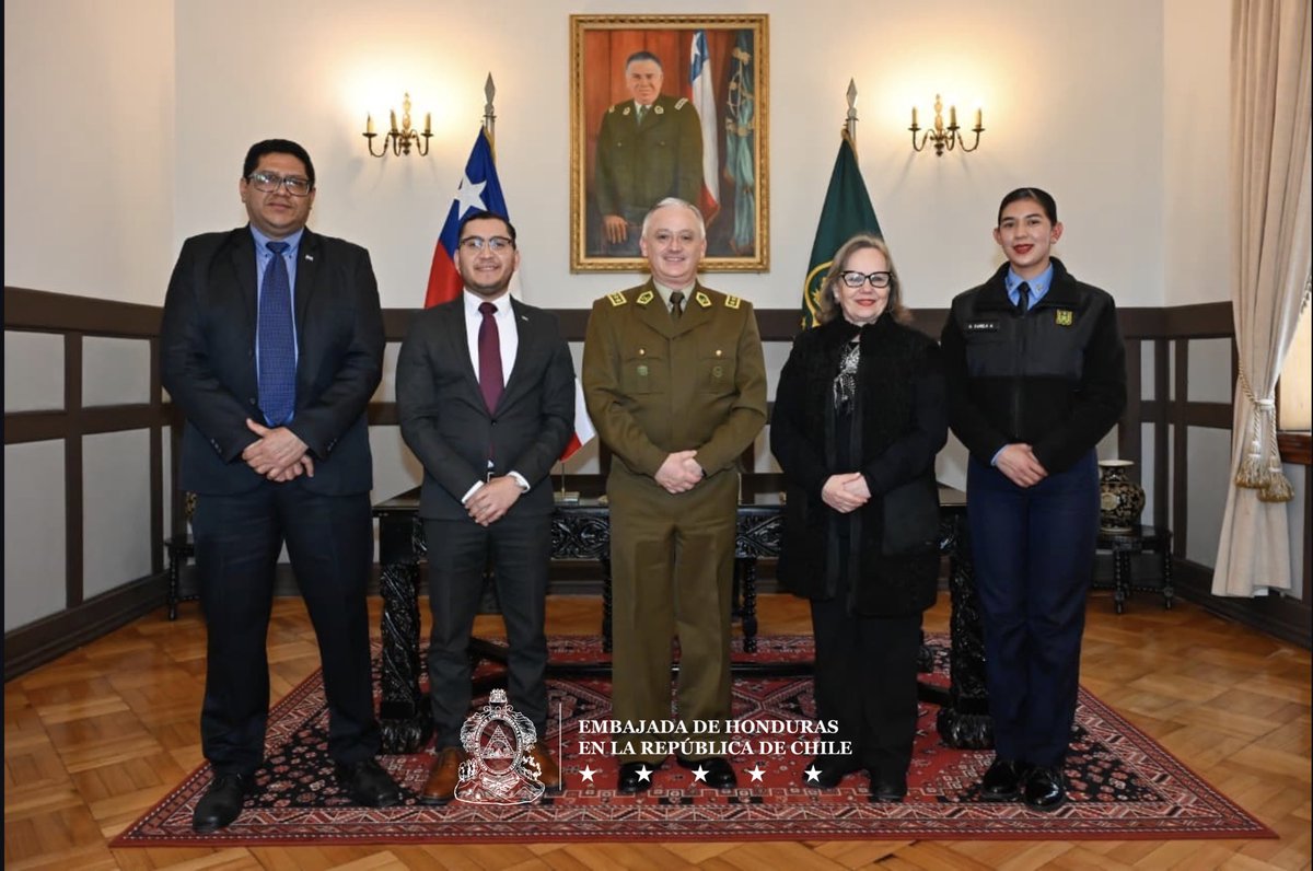 EmbdeHondurasCL's tweet photo. La Embajada de Honduras en Chile sostuvo una fructífera reunión con el General Director de Carabineros de Chile, Marcelo Araya Zapata, en la que se abordaron temas de interés común en materia de seguridad, reafirmando el compromiso de seguir fortaleciendo la seguridad entre 🇭🇳🇨🇱. https://t.co/aUwMEy9Pyf