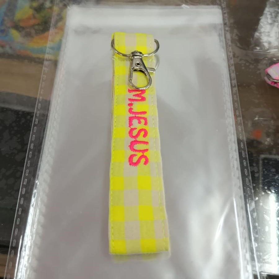 COSMObordados's tweet photo. Llaveros personalizados con los nombres de las invitadas a la comunión, bordados en colores fluorescentes.

#bordado #llavero #comunion #personalizado https://t.co/skucQnQWcg