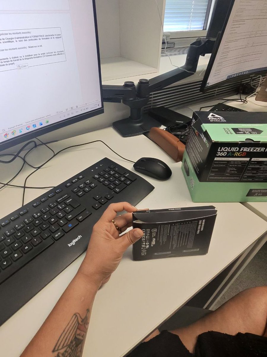 BabouAby's tweet photo. @AmazonBusiness Scandaleux ! @AmazonBusiness bloque le remboursement d'un compte pro français après nous avoir livré un carton VIDE (SSD Samsung). Un mois de réclamations, et on nous balade en boucle avec des liens de vérification d'identité  à l'infini. C'est inadmissible, bougez-vous ! https://t.co/HspXZRZy6u