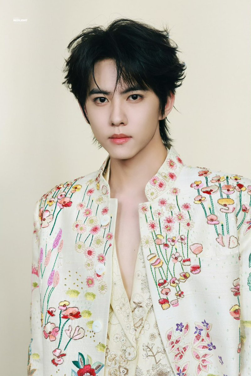 Kathy_2901's tweet photo. He's 21 and can handle this high fashion perfectly, the color and prints suit him well, wise choice

liuxuancheng x Rahul Mishra

#LiuXuanCheng #RahulMishra 
#LiuXuanchengxRahulMishra https://t.co/IKRgb8Sk8w