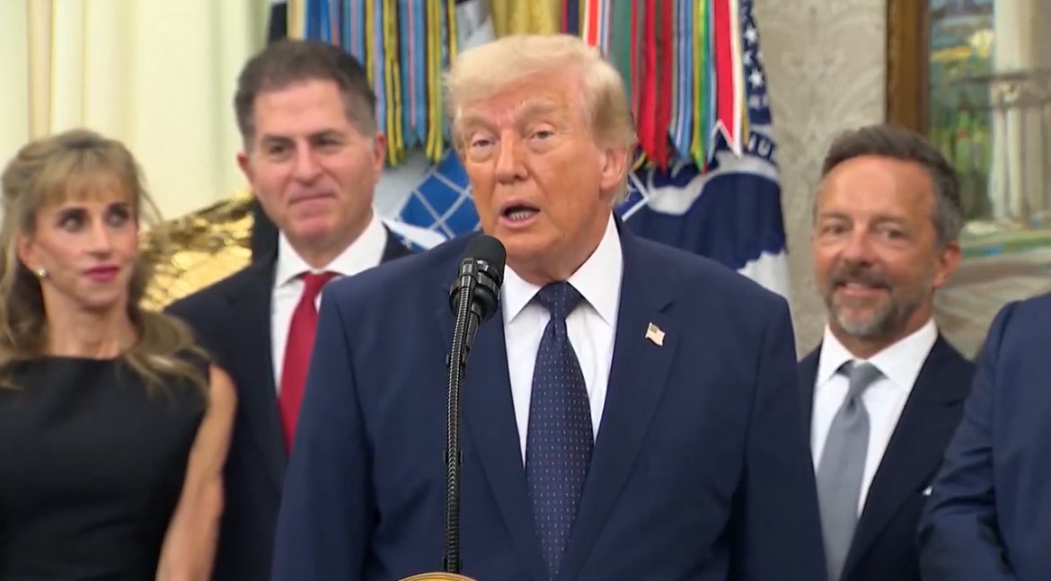 FBiasin's tweet photo. Donald Trump sul cartellino rosso a Balogun: 

“Non ho mai visto niente di simile. Ho visto l'azione... non era un fallo. Non era nemmeno un'infrazione. Erano due ragazzi che correvano a tutta velocità e che sono capitati per caso a scontrarsi l'uno con l'altro... Non sapevo nemmeno cosa fosse un cartellino rosso.  Quando l'ho scoperto, ho detto: ‘Mi state prendendo in giro’. Quindi sì, ho chiesto una revisione alla Fifa”.