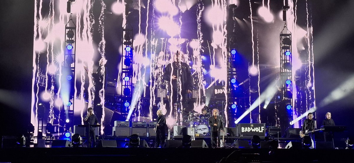 paulvangorp's tweet photo. The Cure @ Rock Werchter op zondag: mijn 1000e concert!!! Na 31 jaar weerzien met the Cure op Werchter. Heel fijne set, maar toch met een kritische noot: helemaal niets van 'Songs of a lost world' :-( Hierna nog wat posts met meer beelden... https://t.co/oxK7wcOpwD