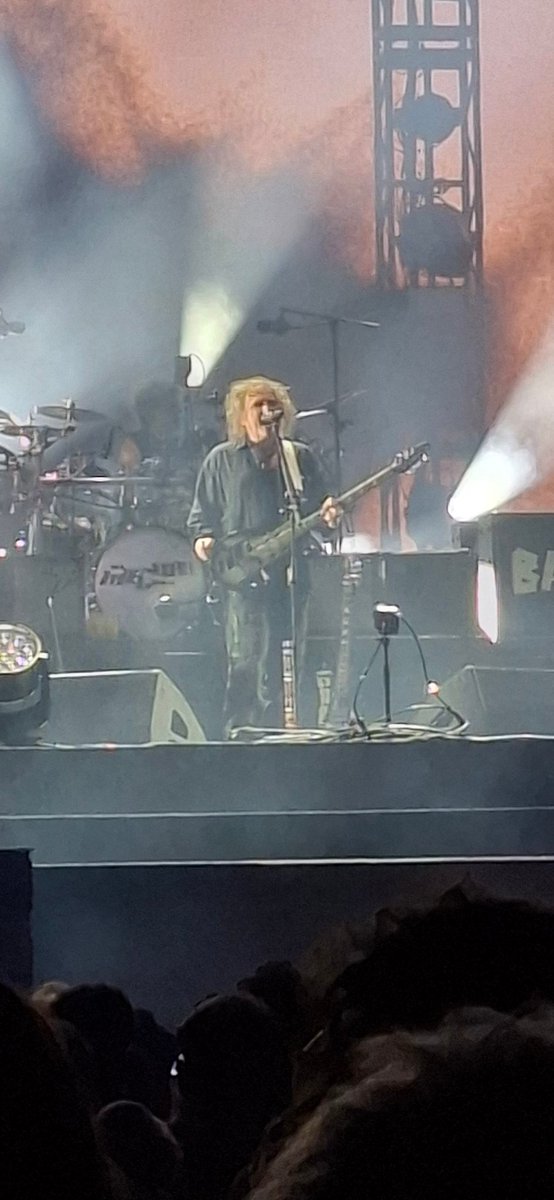 paulvangorp's tweet photo. The Cure @ Rock Werchter op zondag: mijn 1000e concert!!! Na 31 jaar weerzien met the Cure op Werchter. Heel fijne set, maar toch met een kritische noot: helemaal niets van 'Songs of a lost world' :-( Hierna nog wat posts met meer beelden... https://t.co/oxK7wcOpwD