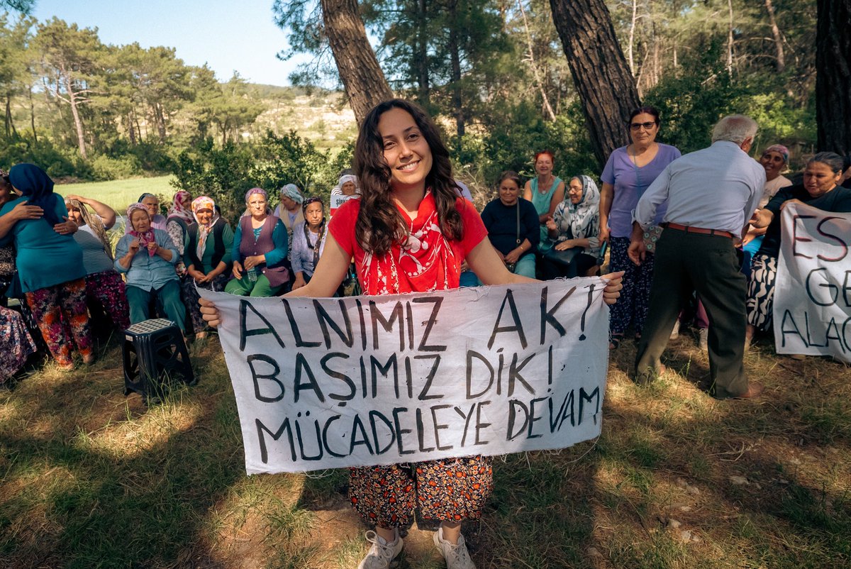 kazimkizil's tweet photo. Esra Işık’a Hapis Cezası

Akbelen Ormanı ve çevresindeki acele kamulaştırma protestoları sırasında tutuklanan ve 42 gün cezaevinde kaldıktan sonra tahliye edilen Esra Işık’ın yargılandığı davada karar açıklandı. 

Mahkeme, Işık’a “kamu görevlisine hakaret” suçundan 44 bin 200 TL adli para cezası verdi ve bu suç yönünden hükmün açıklanmasının geri bırakılmasına (HAGB) karar verdi. “Görevi yaptırmamak için direnme” suçundan ise 2 yıl 1 ay hapis cezasına hükmedildi. Mahkeme, bu hapis cezası için HAGB, erteleme veya alternatif yaptırım uygulanamayacağına karar verdi.