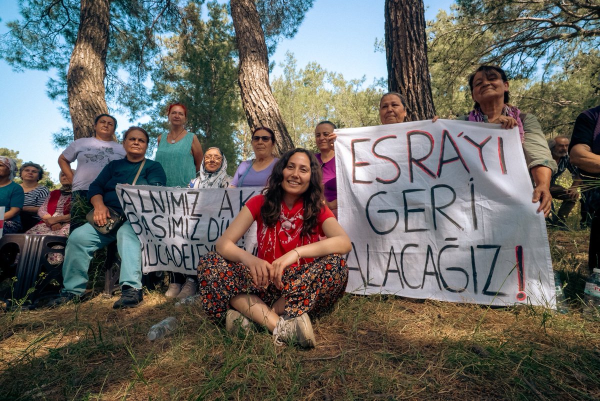 kazimkizil's tweet photo. Esra Işık’a Hapis Cezası

Akbelen Ormanı ve çevresindeki acele kamulaştırma protestoları sırasında tutuklanan ve 42 gün cezaevinde kaldıktan sonra tahliye edilen Esra Işık’ın yargılandığı davada karar açıklandı. 

Mahkeme, Işık’a “kamu görevlisine hakaret” suçundan 44 bin 200 TL adli para cezası verdi ve bu suç yönünden hükmün açıklanmasının geri bırakılmasına (HAGB) karar verdi. “Görevi yaptırmamak için direnme” suçundan ise 2 yıl 1 ay hapis cezasına hükmedildi. Mahkeme, bu hapis cezası için HAGB, erteleme veya alternatif yaptırım uygulanamayacağına karar verdi.