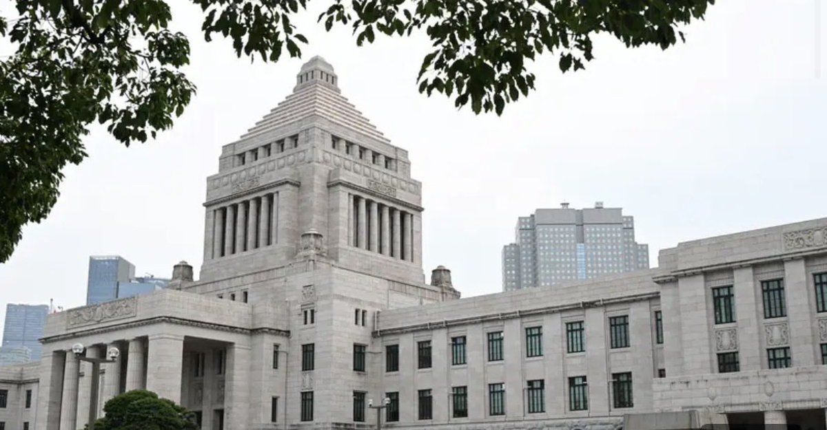 cobta's tweet photo. 自民党が「皇室典範の審議を中継するな」と。

これは「国民に知られたら絶対に反対される悪い内容だ」ということ。

天皇陛下は「皇室は国民と苦楽を共にする」「国民の理解が得られる改正に」と異例の苦言を呈されました。

高市内閣で、そのご意思に反する改正が進んでいます。

おいたわしいです。 https://t.co/KxiGwxJWEp