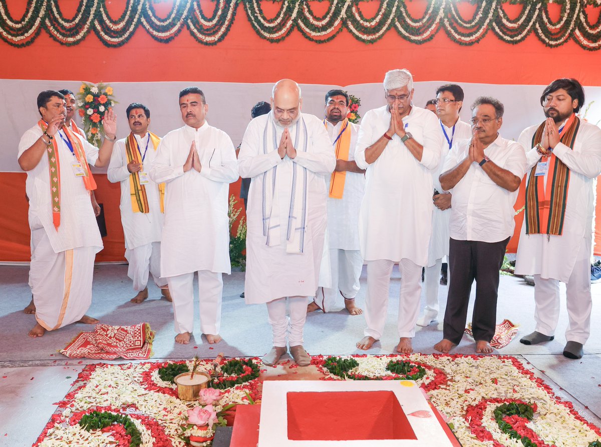 AmitShah's tweet photo. 'राष्ट्र प्रथम' के आदर्श और अखंड भारत के लिए अपना बलिदान देने वाले डॉ. श्यामा प्रसाद मुखर्जी जी हम सभी कार्यकर्ताओं के पथप्रदर्शक हैं।

आज कोलकाता में डॉ. मुखर्जी जी की 125वीं जयंती के अवसर पर उनकी 125 फीट ऊंची प्रतिमा के भूमि पूजन का सौभाग्य प्राप्त हुआ। यह भूमि पूजन, भाजपा के 'सोनार बांग्ला' के संकल्प को साकार करने की शुरुआत है।