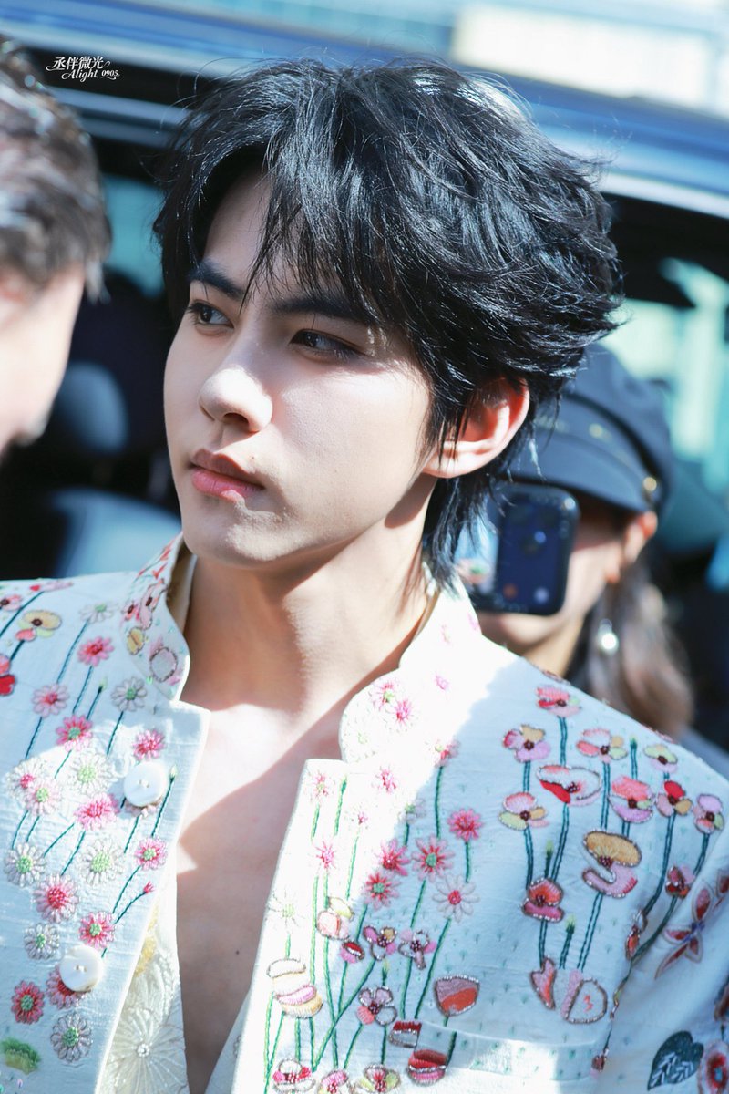jen110319's tweet photo. Liu xuan cheng ..everything was perfect -from the outfit to the aura

#liuxuanchengpfw
#liuxuanchengHCW27
#liuxuanchengxRahulMishra https://t.co/tT1E63UJAe