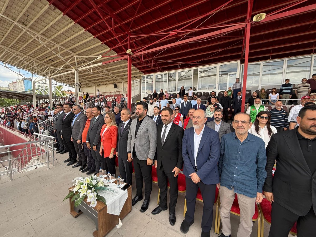 EmreCaliskan_50's tweet photo. Valimiz Sayın @valihuseyinkok , İl Başkanımız @av_mfa , Milletvekilimiz @PrfDrFilizKilic , MHP İl Başkanımız Adnan Doğu, Nevşehir Belediye Başkan Vekilimiz Murat Baştutmaz, İHH Genel Başkan Yardımcısı Hüseyin Oruç, Kapadokya Üniversitesi Rektör Yardımcısı İlhan Öztürk, il protokolümüz ve STK temsilcilerimiz ile birlikte; Gençlik ve Spor Bakanlığımız, Nevşehir Valiliğimiz, Nevşehir İHH İnsani Yardım Derneği, Türk Kızılay’ı ve Yeşilay paydaşlığında düzenlenen Bisiklet Şenliği programında 250’nin üzerinde bisikleti evlatlarımıza teslim etmenin mutluluğunu yaşadık.

Çocuklarımızın heyecanına ve sevincine ortak olmak, onların yüzlerindeki tebessüme vesile olmak bizler için en büyük mutluluklardan biridir. İnanıyorum ki bugün teslim edilen her bir bisiklet, evlatlarımızın hafızasında unutulmayacak güzel bir hatıra olarak yer alacaktır.

Bir çocuğun mutluluğuna vesile olmak, geleceğe bırakılacak en güzel izlerden biridir. Bu anlamlı organizasyonun hayata geçirilmesinde emeği bulunan tüm kurumlarımıza, gönüllülerimize ve katkı sunan herkese gönülden teşekkür ediyorum.

Evlatlarımızın neşesi, heyecanı ve mutluluğu daim olsun.