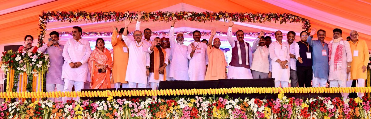 BJP4UP's tweet photo. देश की तीन महान विभूतियों श्रद्धेय डॉ. श्यामा प्रसाद मुखर्जी, पूर्व प्रधानमंत्री व 'भारत रत्न' श्रद्धेय अटल बिहारी वाजपेयी एवं श्रद्धेय अशोक सिंघल की प्रतिमाओं का मुख्यमंत्री श्री @myogiadityanath एवं उप मुख्यमंत्री श्री @kpmaurya1 ने प्रयागराज में अनावरण किया एवं उपस्थित जनसमूह को संबोधित किया।