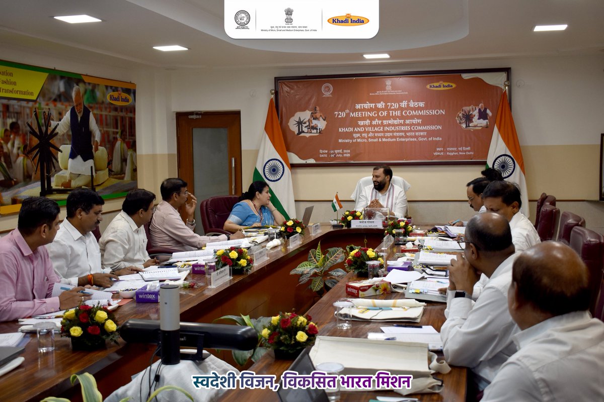 kvicindia's tweet photo. माननीय अध्यक्ष श्री @ManojGoelBJP जी की अध्यक्षता में नई दिल्ली स्थित राजघाट मुख्यालय में खादी एवं ग्रामोद्योग आयोग (KVIC) की 720वीं आयोग बैठक आयोजित की गई। बैठक में विभिन्न योजनाओं एवं परियोजनाओं की समीक्षा के साथ उनके प्रभावी एवं समयबद्ध क्रियान्वयन, पारदर्शिता, आधुनिक तकनीक के उपयोग, विपणन विस्तार, Ease of Doing Business तथा भावी रणनीतियों पर व्यापक विचार-विमर्श किया गया।

माननीय प्रधानमंत्री श्री @narendramodi जी के नेतृत्व में ‘वोकल फॉर लोकल’, ‘आत्मनिर्भर भारत’ और ‘विकसित भारत’ के संकल्पों को साकार करने हेतु KVIC निरंतर प्रतिबद्धता के साथ कार्य कर रहा है।

स्वदेशी विज़न, विकसित भारत मिशन। 🇮🇳

#Khadi #KVIC #KhadiIndia #VocalForLocal #AtmanirbharBharat #EaseOfDoingBusiness #ViksitBharat #LocalToGlobal