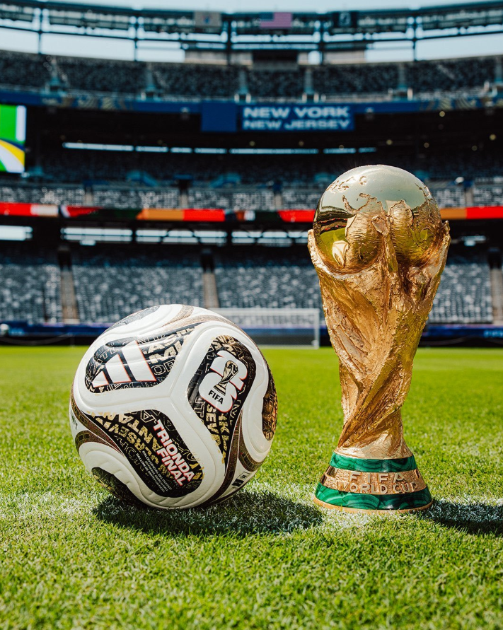 lnstantFoot's tweet photo. 🚨 OFFICIEL ! LA FIFA DÉVOILE LE BALLON DE LA FINALE DE LA COUPE DU MONDE ! 🌍 🤩⚽️

(📸@FIFAWorldCup) https://t.co/wxmFsR6EFl