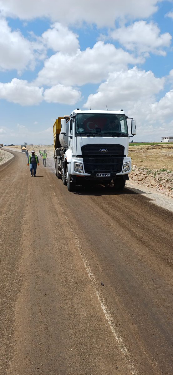CevahirUzkurt's tweet photo. 📍 Niğde'mizi Kayseri’ye bağlayan Orhanlı - Soğanlı hattındaki 5 km’lik asfalt çalışmasına başladık. 

Güvenli ve konforlu yollar için çalışmaya devam ediyoruz ✅️ https://t.co/VlbkeIZmcM