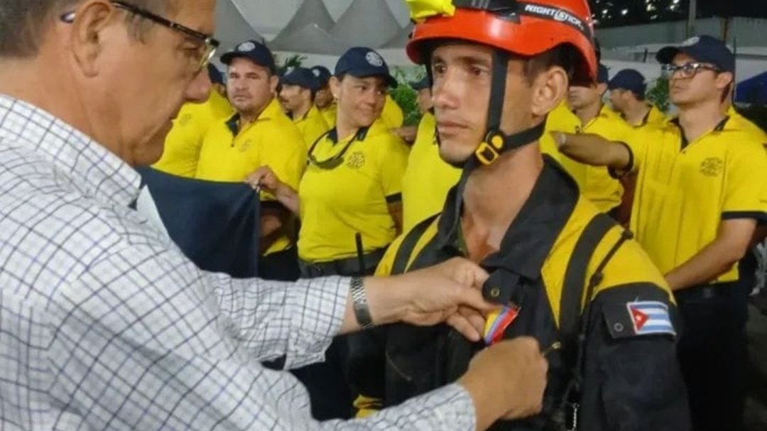 HSunbeach's tweet photo. Orgullo para Cuba, reconocen labor de la Brigada de Rescatistas cubana, merecedora de la Medalla "Héroes y Heroínas de Venezuela"
#CubaEsRevolución #grancaribehotels  #minturvaradero https://t.co/xkojCvBnXT