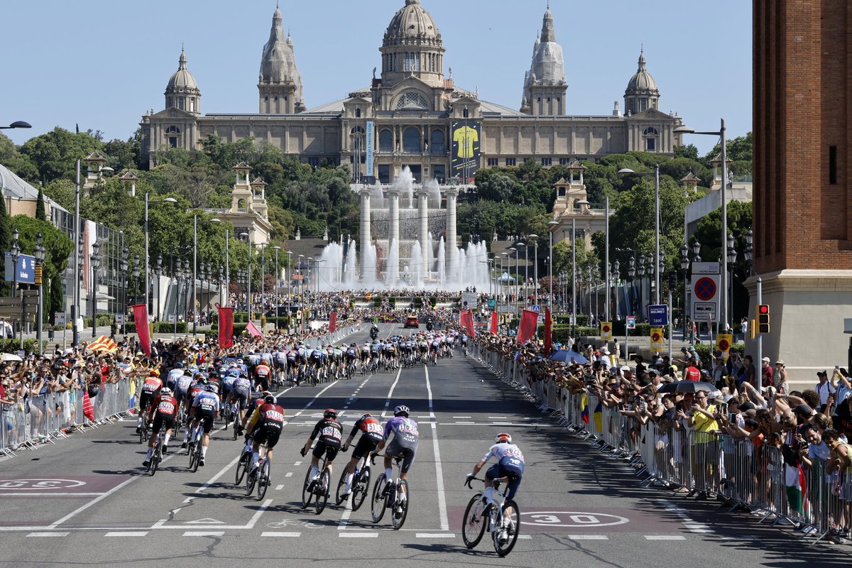 deportegob's tweet photo. 👋 Ha sido un placer, @LeTour.

🚴‍♂️ La ronda gala se despide de las carreteras españolas con el final de la tercera etapa en Les Angles.

💪 Estos tres días de intensa competición han convertido a España en el epicentro del ciclismo internacional. https://t.co/a0EWltltKF