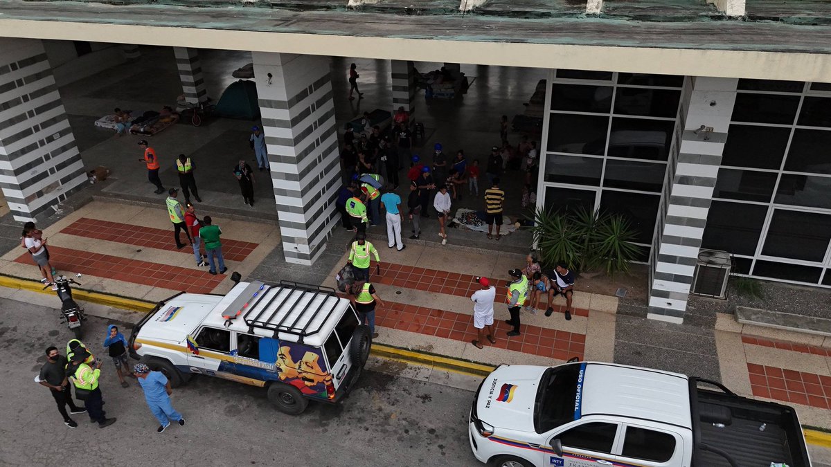 InttContigo's tweet photo. Ayuda humanitaria del INTT llega a Naiguatá, en beneficio de las familias que resultaron afectadas tras el doble sismo del 24JUN. https://t.co/dUw3MQenAF
