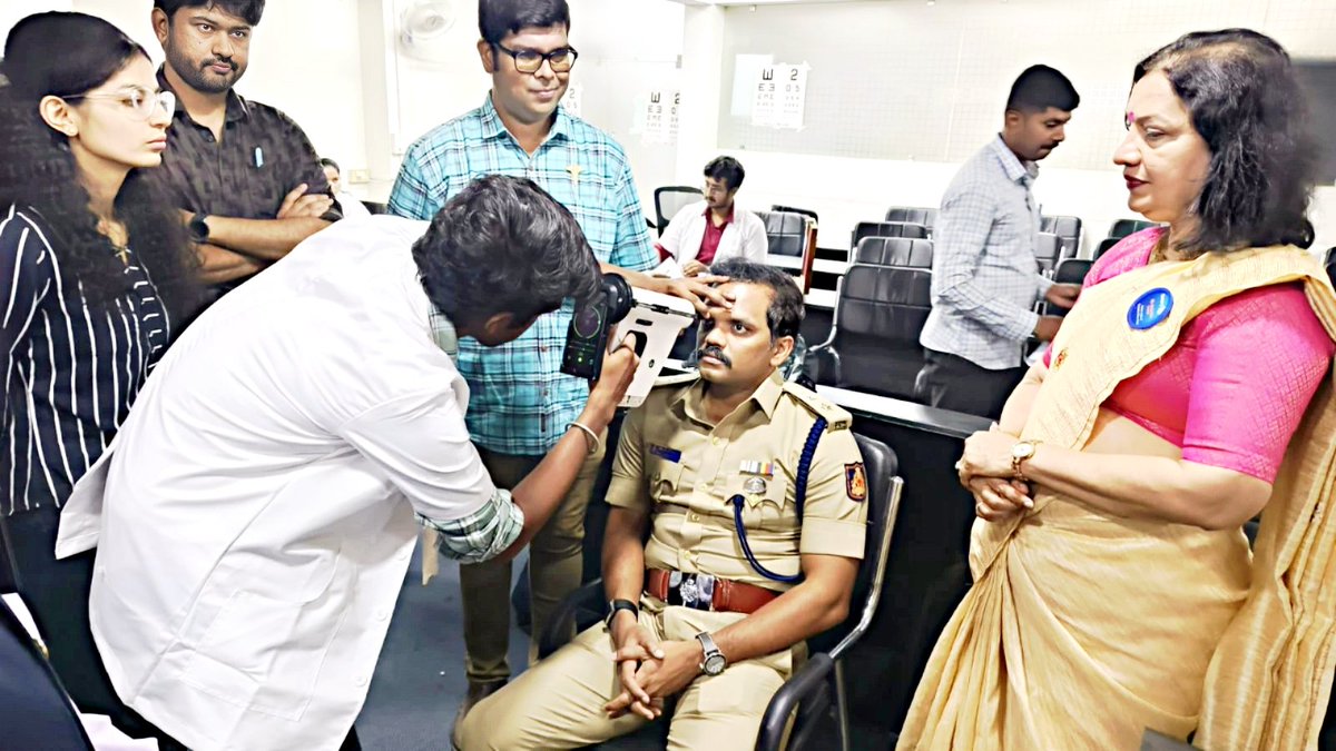 DCPSouthBCP's tweet photo. ಆರೋಗ್ಯವೇ ಭಾಗ್ಯ! 'ಅವಾಯ್ಡಬಲ್ ಬ್ಲೈಂಡ್‌ನೆಸ್ ರಾಷ್ಟ್ರೀಯ ಮಿಷನ್' ಹಾಗೂ ಶಂಕರ ಕಣ್ಣಿನ ಆಸ್ಪತ್ರೆ ಸಹಯೋಗದಲ್ಲಿ ಇಂದು ನಮ್ಮ ದಕ್ಷಿಣ ವಿಭಾಗದ ಕಛೇರಿಯಲ್ಲಿ ಬೃಹತ್ ಆರೋಗ್ಯ ತಪಾಸಣೆ ಮತ್ತು ರಕ್ತದಾನ ಶಿಬಿರವನ್ನು ಯಶಸ್ವಿಯಾಗಿ ಆಯೋಜಿಸಲಾಯಿತು. 🩺🩸
​ನಮ್ಮ ವಿಭಾಗದ 360 ಸಿಬ್ಬಂದಿ ಹಾಗೂ ಅಧಿಕಾರಿಗಳು ಸಮಗ್ರ ವೈದ್ಯಕೀಯ ತಪಾಸಣೆಗೆ ಒಳಪಟ್ಟರು. ಜೊತೆಗೆ, ಒಟ್ಟು 20 ಸಿಬ್ಬಂದಿ ಹಾಗೂ ಅಧಿಕಾರಿಗಳೊಂದಿಗೆ ನಾನೂ ಕೂಡ ರಕ್ತದಾನ ಮಾಡುವ ಮೂಲಕ ಈ ಸತ್ಕಾರ್ಯದಲ್ಲಿ ಭಾಗಿಯಾಗಿದ್ದೇನೆ.
​ಪ್ರತಿದಿನ ಸಮಾಜದ ಸೇವೆಗಾಗಿ ಶ್ರಮಿಸುವ ನಮ್ಮ ಪೊಲೀಸ್ ಸಿಬ್ಬಂದಿಯ ದೈಹಿಕ ಹಾಗೂ ದೃಷ್ಟಿ ಸುರಕ್ಷತೆಯನ್ನು ಕಾಯ್ದುಕೊಳ್ಳಲು ಈ ಶಿಬಿರವು ಅತ್ಯಂತ ಸಹಕಾರಿಯಾಗಿದೆ. ಸಹಕರಿಸಿದ ಎಲ್ಲಾ ವೈದ್ಯಕೀಯ ತಂಡಕ್ಕೆ ಧನ್ಯವಾದಗಳು. 
​#HealthCamp #BloodDonation
#BCP