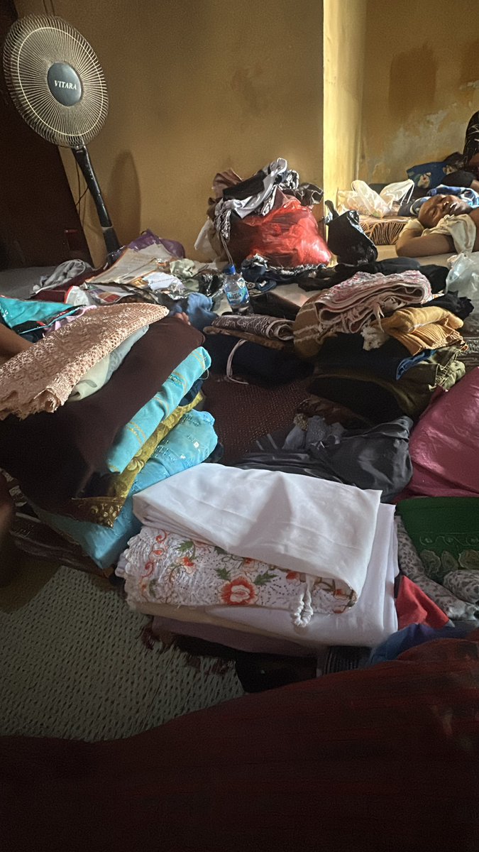 aprds28's tweet photo. Buat kalian yg sering berantem sama ibu, Ini namanya baju bekas ibu yah, yg udah gbsa kita liat lagi dia pakek ini semua 
Dijaga,disayang ya ibu nya 🥹 https://t.co/WUgeTJRxYq