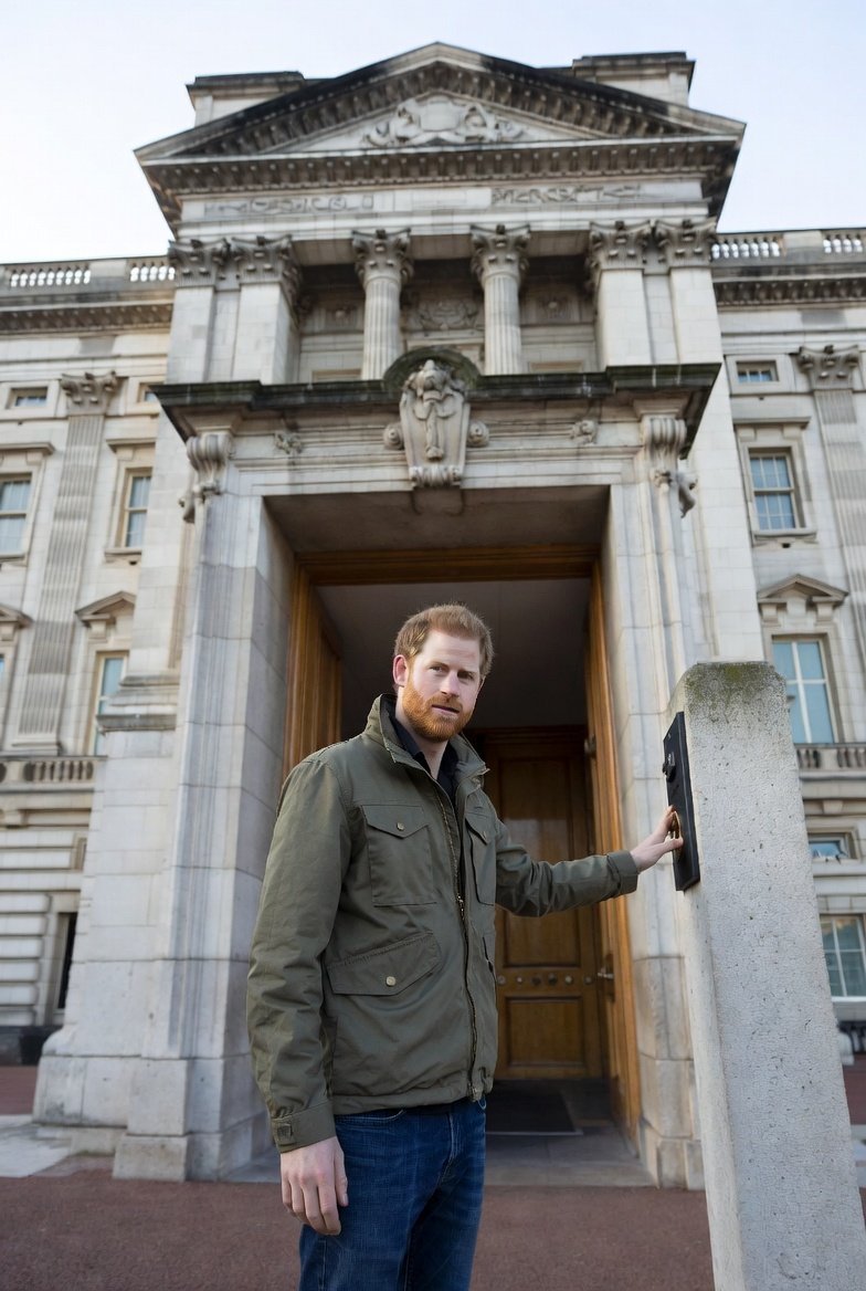 Paul_Yorksh's tweet photo. Let me in , I have a Airbnb  booking for the the weekend ..

What do you mean , the booking is cancelled 

@princeharry #Harry https://t.co/FAi63GQ0BW