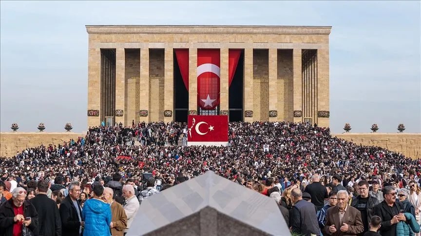 NaimBaburoglu's tweet photo. Anıtkabir, sadece bir mezar değil…
Türk Ulusu'nun Millî Mücadele ruhudur.
Özgürlük ve bağımsızlık sembolüdür.
Toprağı vatan yapan şehitlerin kanı, kutsalıdır.
Anıtkabir, Türkiye Cumhuriyeti Devleti’nin kurumsal hafızasıdır.
Atatürk’ün düşüncelerinin yaşatıldığı yerdir.
Kurucu değerler abidesidir.
Vatandan, milletten başka sevgili bilmeyen kahramanların hatırasıdır.
#anıtkabir